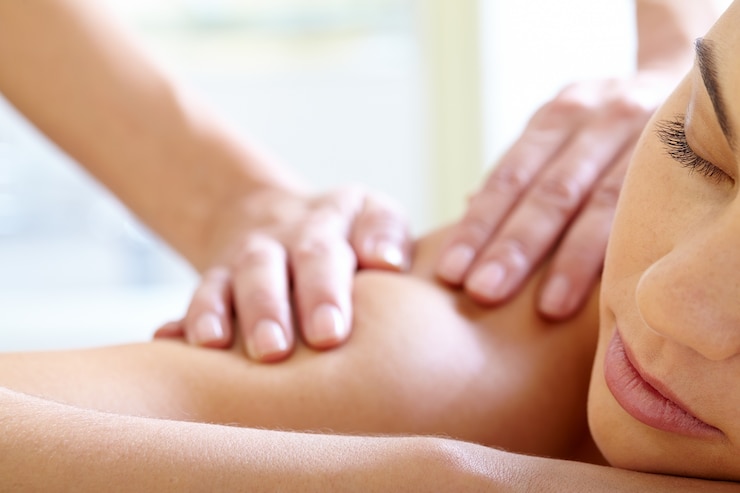 Photo gratuit femme avec les yeux fermés appréciant le massage