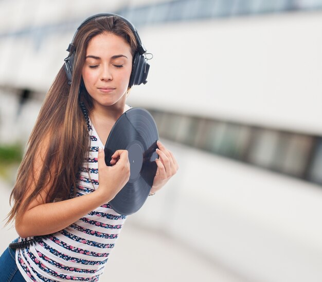 Femme avec les yeux fermés et un disque vinyle