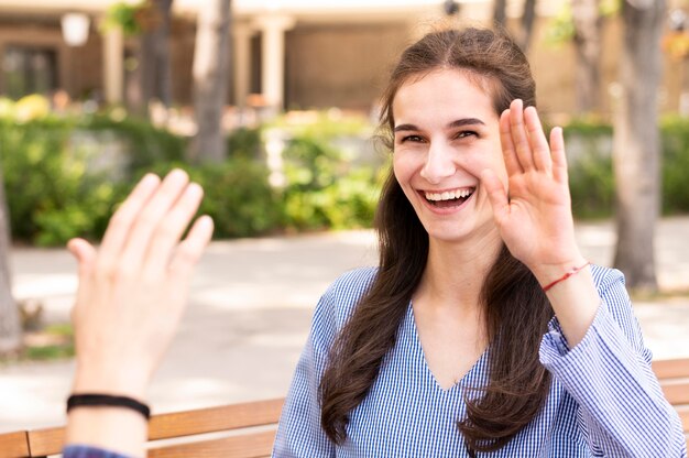 Femmes adultes communiquant par la langue des signes