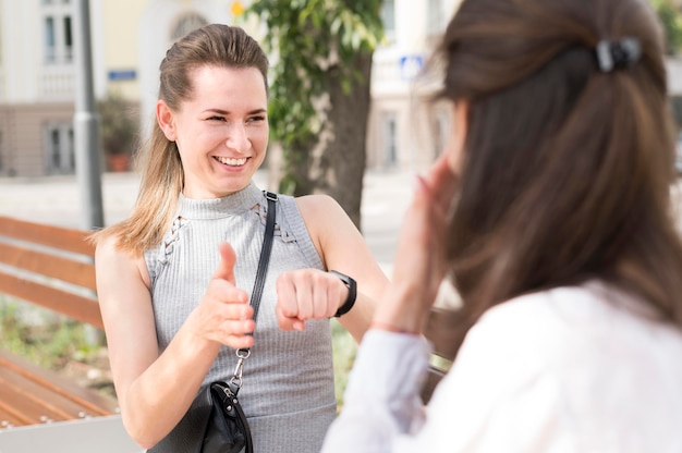 Femmes adultes communiquant par la langue des signes