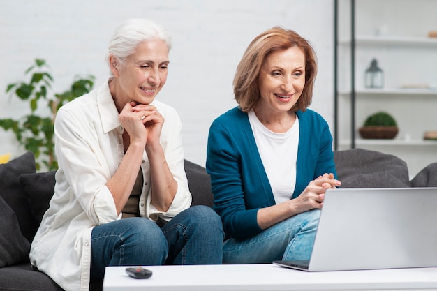 Femmes adultes regardant un ordinateur portable