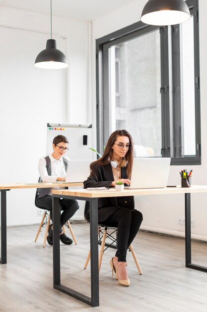 Femmes adultes travaillant au bureau