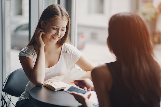 Femmes D'affaires Au Restaurant