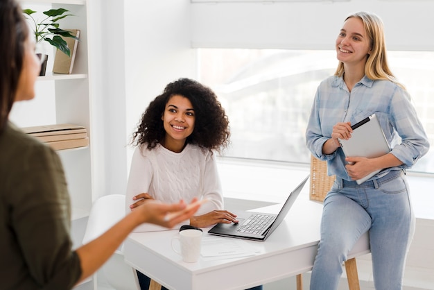 Photo gratuite femmes d'affaires au travail de bureau