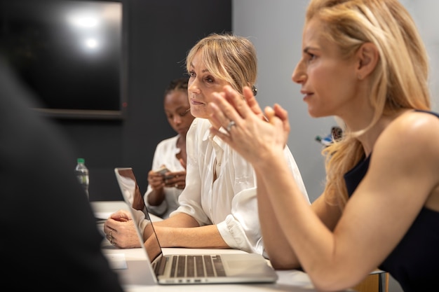 Femmes d'affaires autonomes à coup moyen