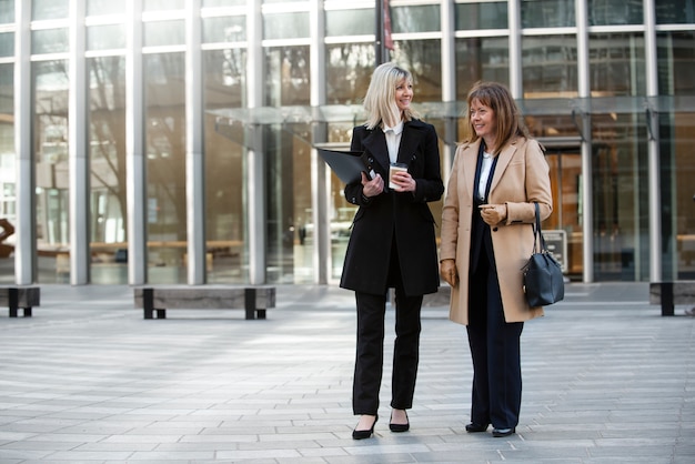 Photo gratuite femmes d'affaires autonomes travaillant ensemble