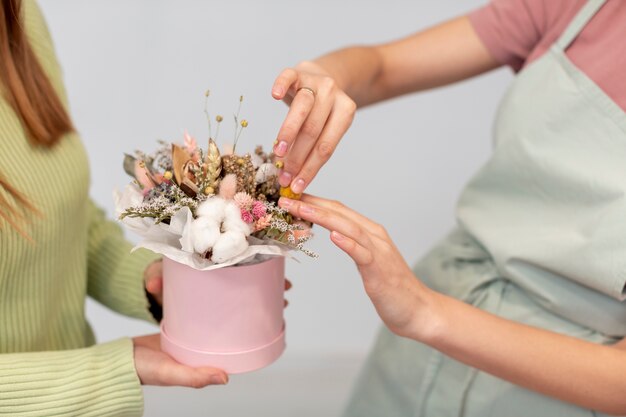 Femmes affaires, confection, a, bouquet fleurs