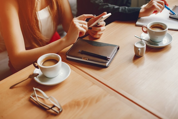 Photo gratuite femmes d'affaires dans un caffe