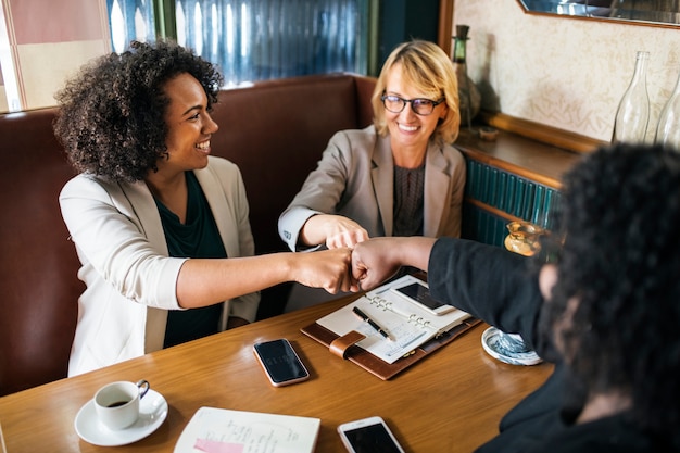 Femmes d&#39;affaires dans un coup de poing