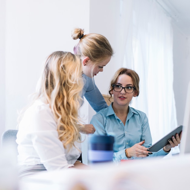 Femmes d&#39;affaires discutant au bureau