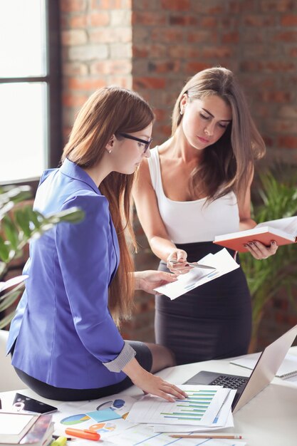 Femmes d'affaires lors d'une réunion au bureau