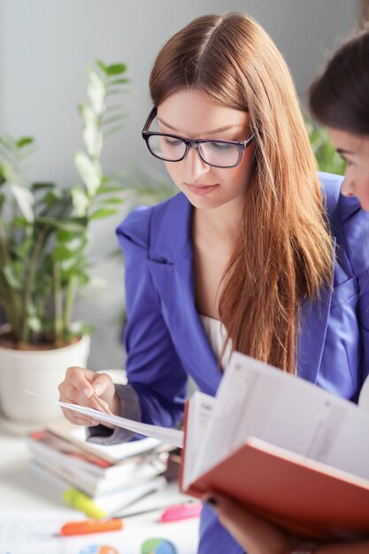 Femmes d'affaires lors d'une réunion au bureau