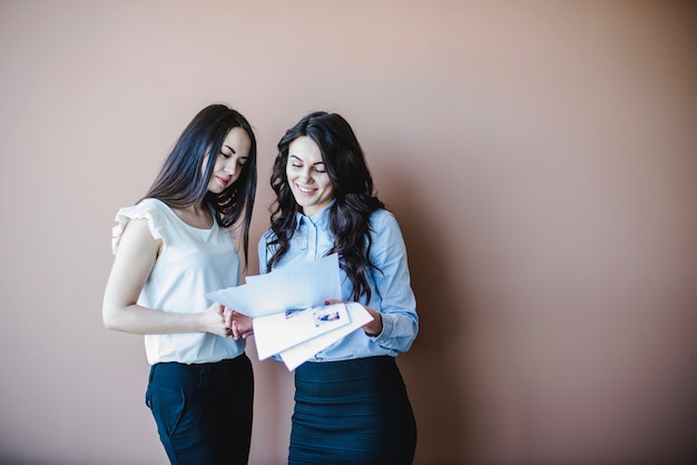 Photo gratuite femmes d'affaires avec des papiers