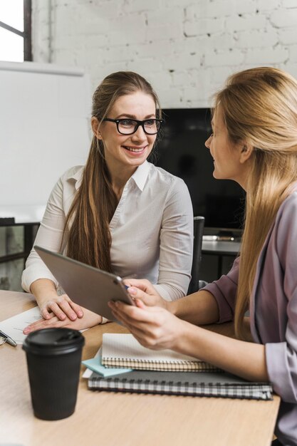 Femmes d'affaires professionnelles discutant de la stratégie d'entreprise