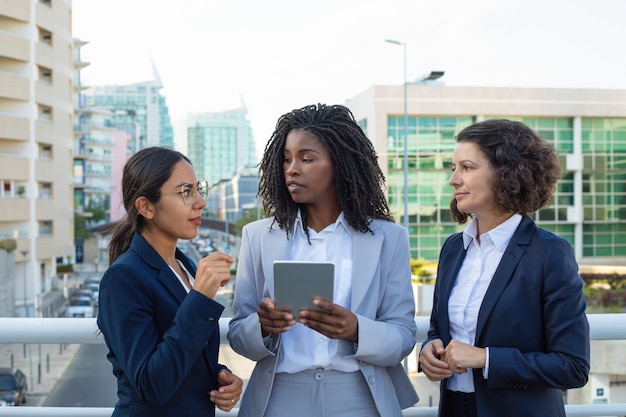 Femmes d'affaires professionnelles avec tablette