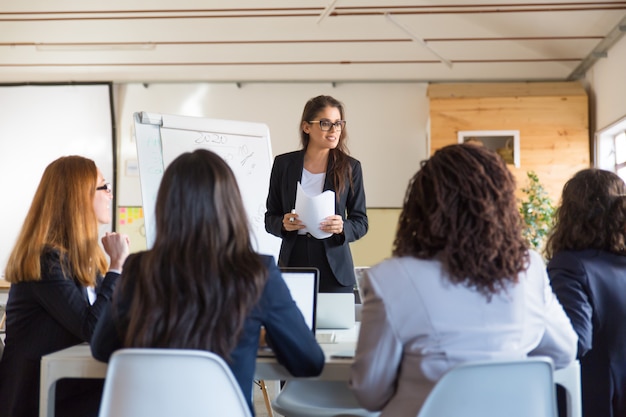 Femmes affaires, regarder, haut-parleur, papiers