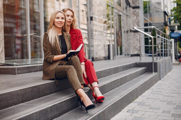 femmes d'affaires travaillant ensemble