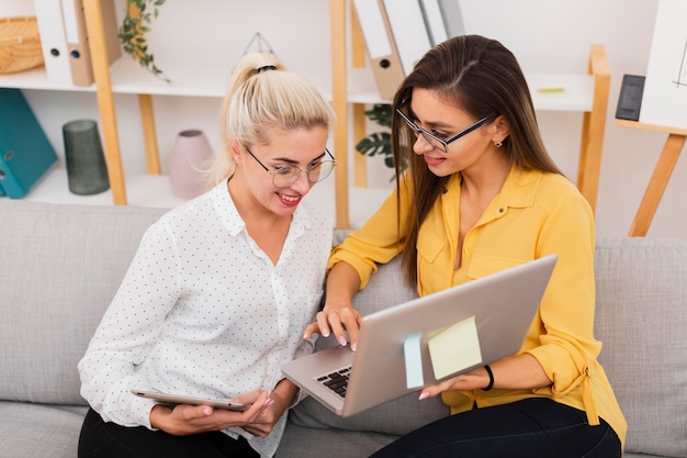 Femmes d'affaires travaillant sur un ordinateur portable