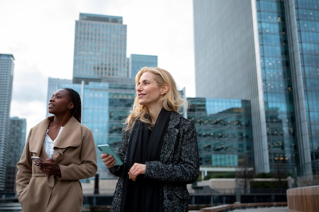 Les femmes d'affaires vont travailler ensemble dans la ville