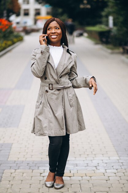 Femmes afro-américaines et caucasiennes à l&#39;aide de téléphone