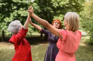 Photo gratuite femmes d'âge mûr jouant ensemble dans le parc