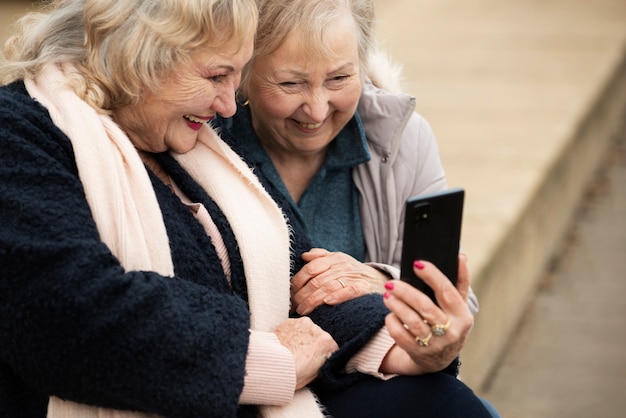 Photo gratuite femmes âgées à coup moyen avec smartphone