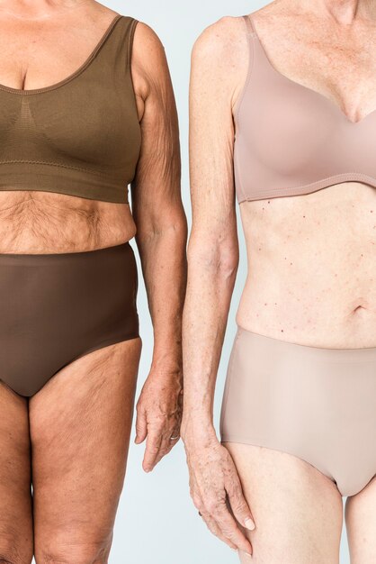 Femmes âgées dans le portrait de studio de lingerie brune et beige