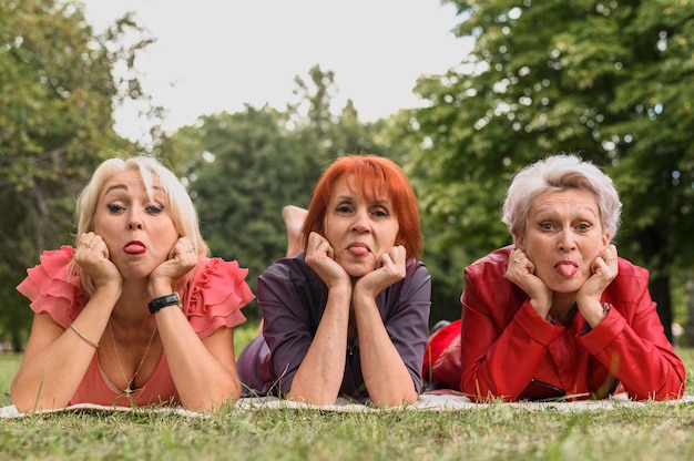 Femmes âgées ensemble dans le parc