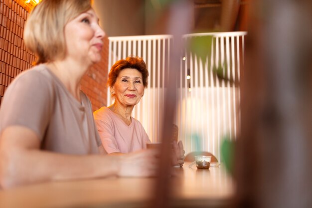 Femmes âgées parlant et buvant du café