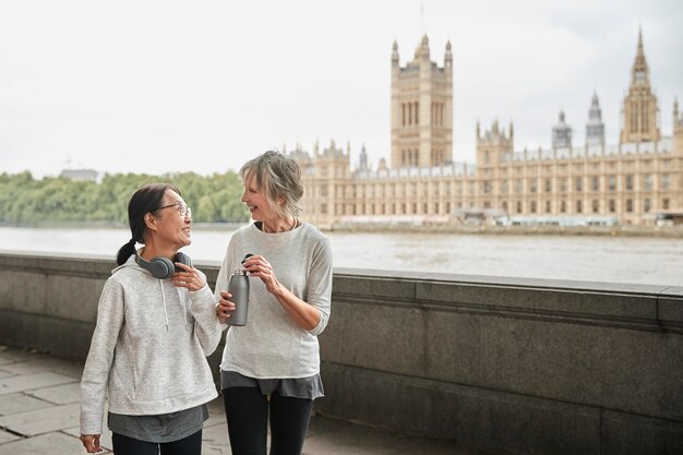 Femmes âgées à plan moyen à l'extérieur