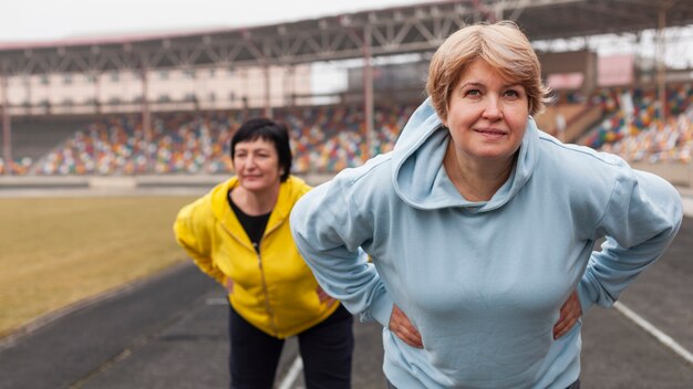 Femmes âgées travaillant