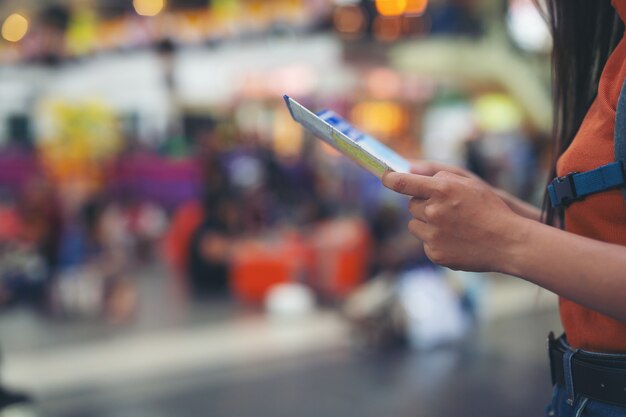 Les femmes aiment voyager sur la carte jusqu'à la gare.