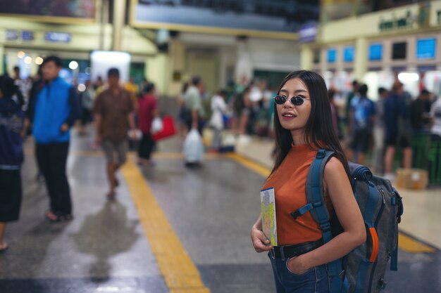 Les femmes aiment voyager sur la carte jusqu'à la gare.