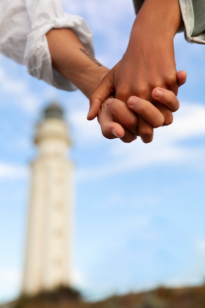 Photo gratuite des femmes à angle bas posant avec un phare