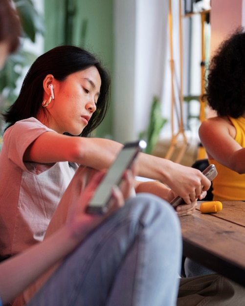 Femmes à angle élevé avec des appareils