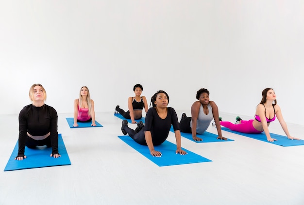 Photo gratuite femmes à angle élevé au cours de conditionnement physique