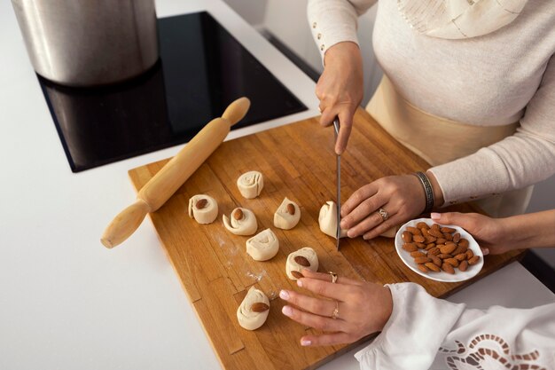 Femmes à angle élevé cuisinant pour le ramadan