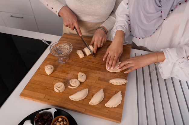 Femmes à angle élevé cuisinant pour le ramadan