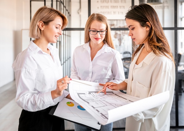 Photo gratuite femmes à angle élevé travaillant ensemble