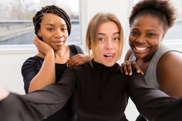 Femmes en angle prenant des selfies