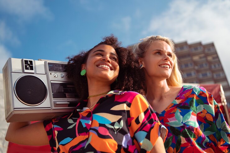 Photo gratuit les femmes apprécient l'esthétique estivale des années 80