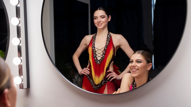 Photo gratuite les femmes artistes de cabaret se préparent dans les coulisses du miroir