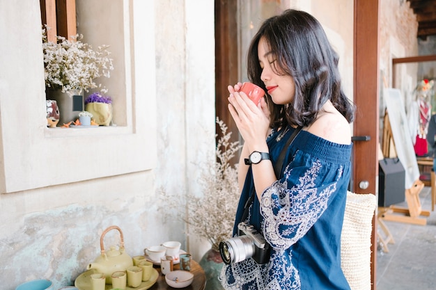 femmes asiatiques femmes sentent tasse de thé