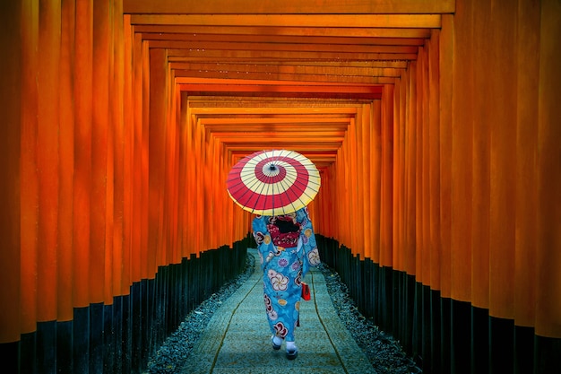 Les femmes asiatiques en kimonos japonais traditionnels au sanctuaire Fushimi Inari à Kyoto, au Japon.