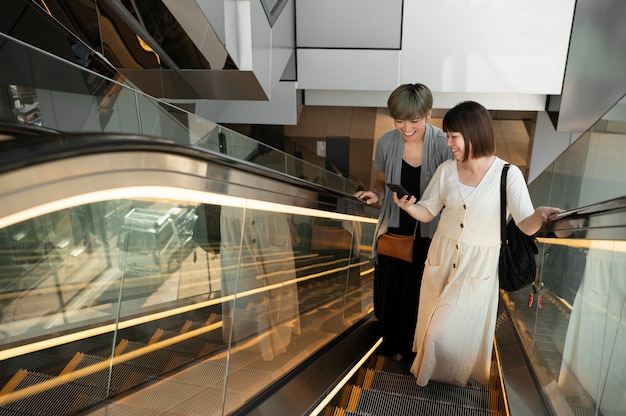 Femmes asiatiques regardant quelque chose au téléphone