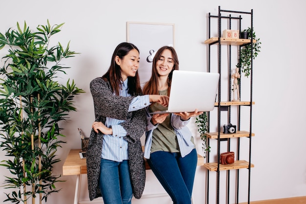 Femmes assez multiraciales coworking à l&#39;ordinateur portable