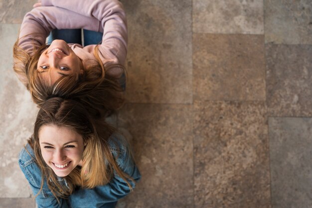 Femmes assises sur le sol avec un espace de copie