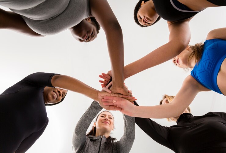Photo gratuit femmes au cours de conditionnement physique se serrant la main