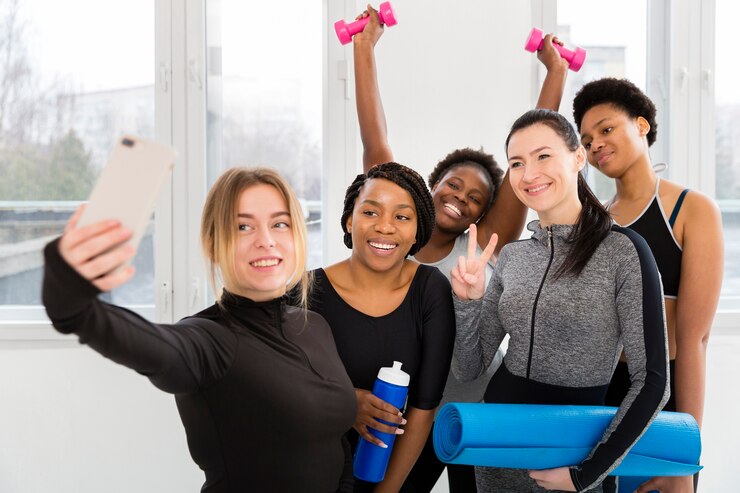 Photo gratuit femmes au gymnase, prendre des photos