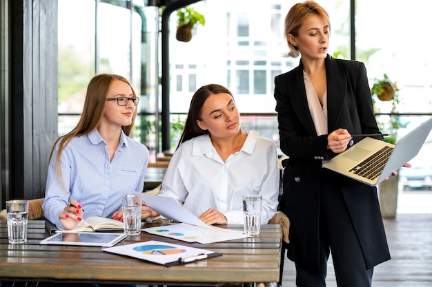 Photo gratuite femmes au travail travaillant ensemble